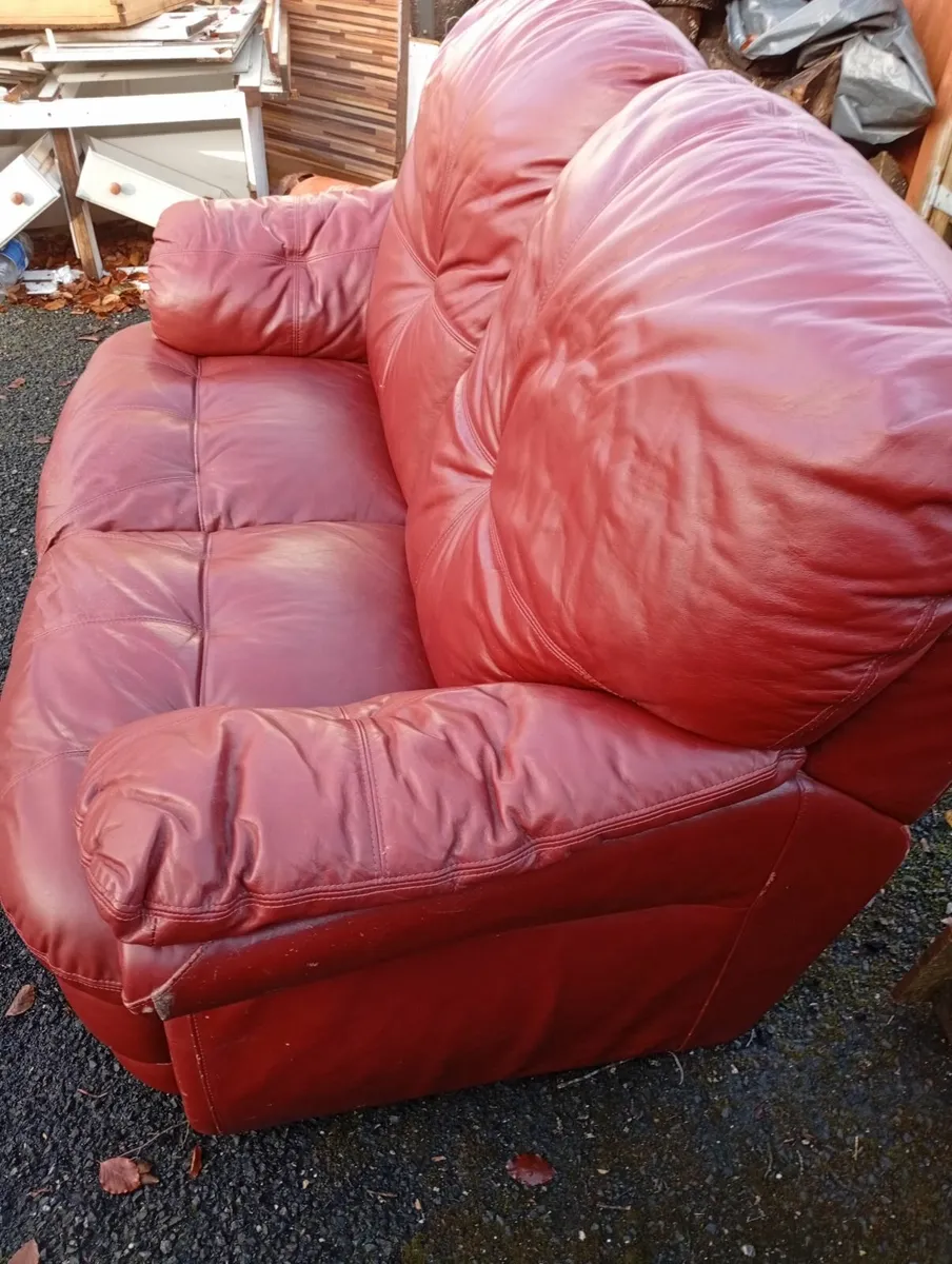 leather sofa couch suite 2 and 3 seater red - Image 3
