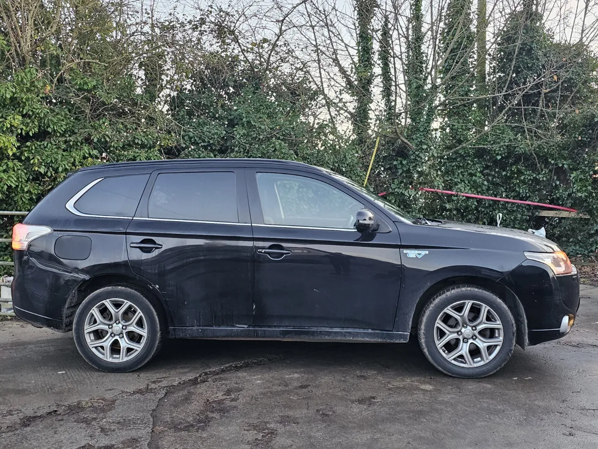 Mitsubishi Outlander 2015 hybrid automatic - Image 3
