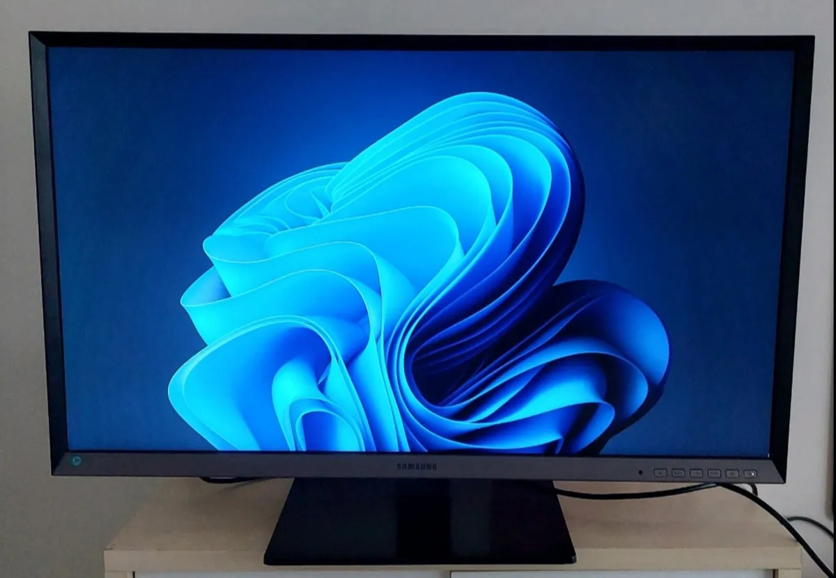 Samsung 32" HD Monitor - Image 1