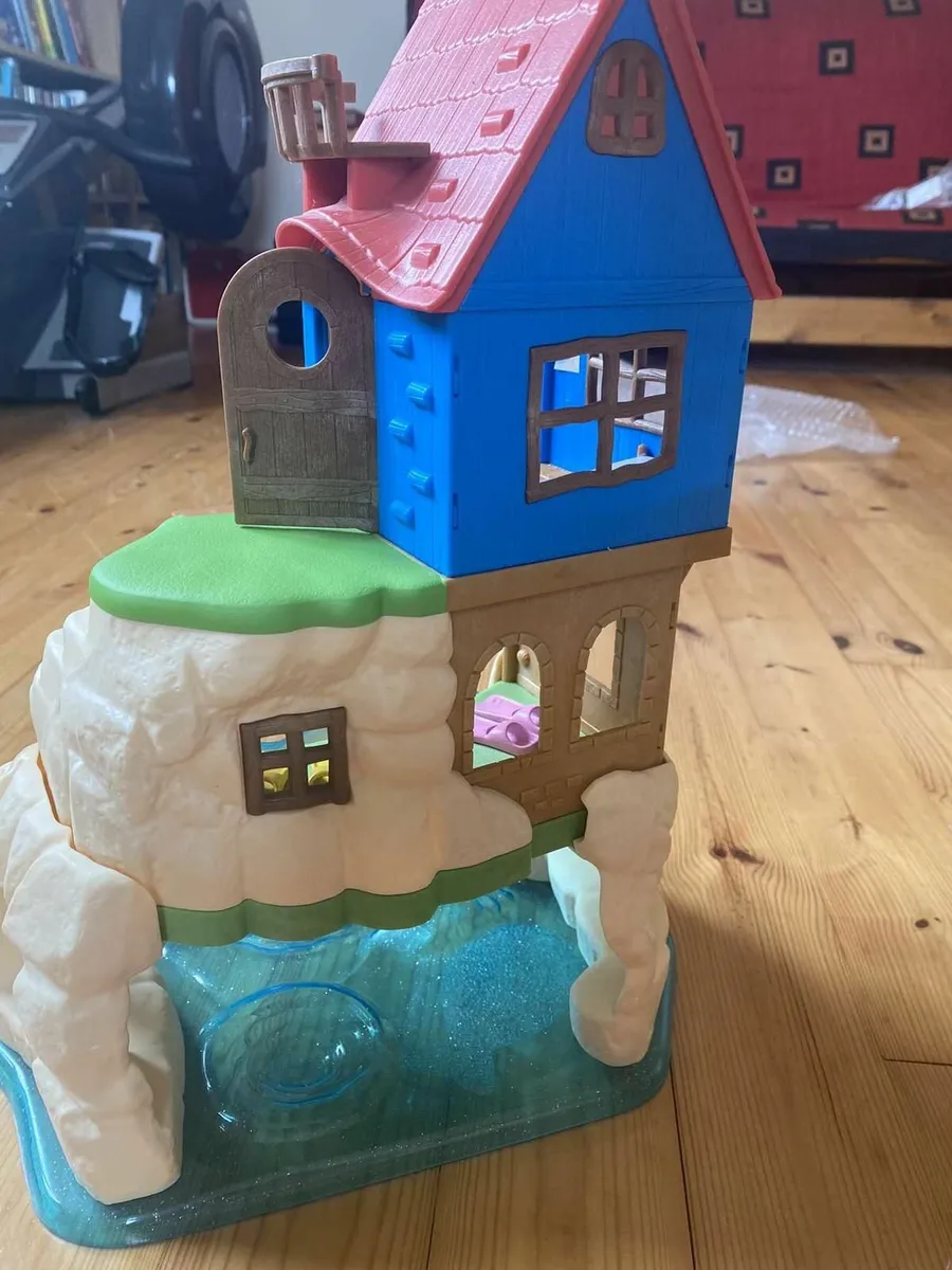 Sylvanian Tree House + People - Image 1