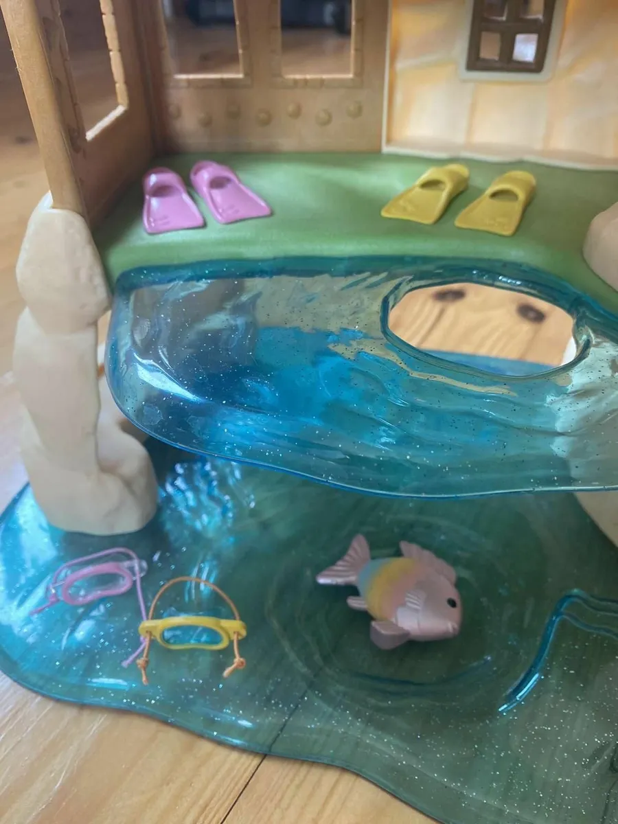 Sylvanian Tree House + People - Image 2