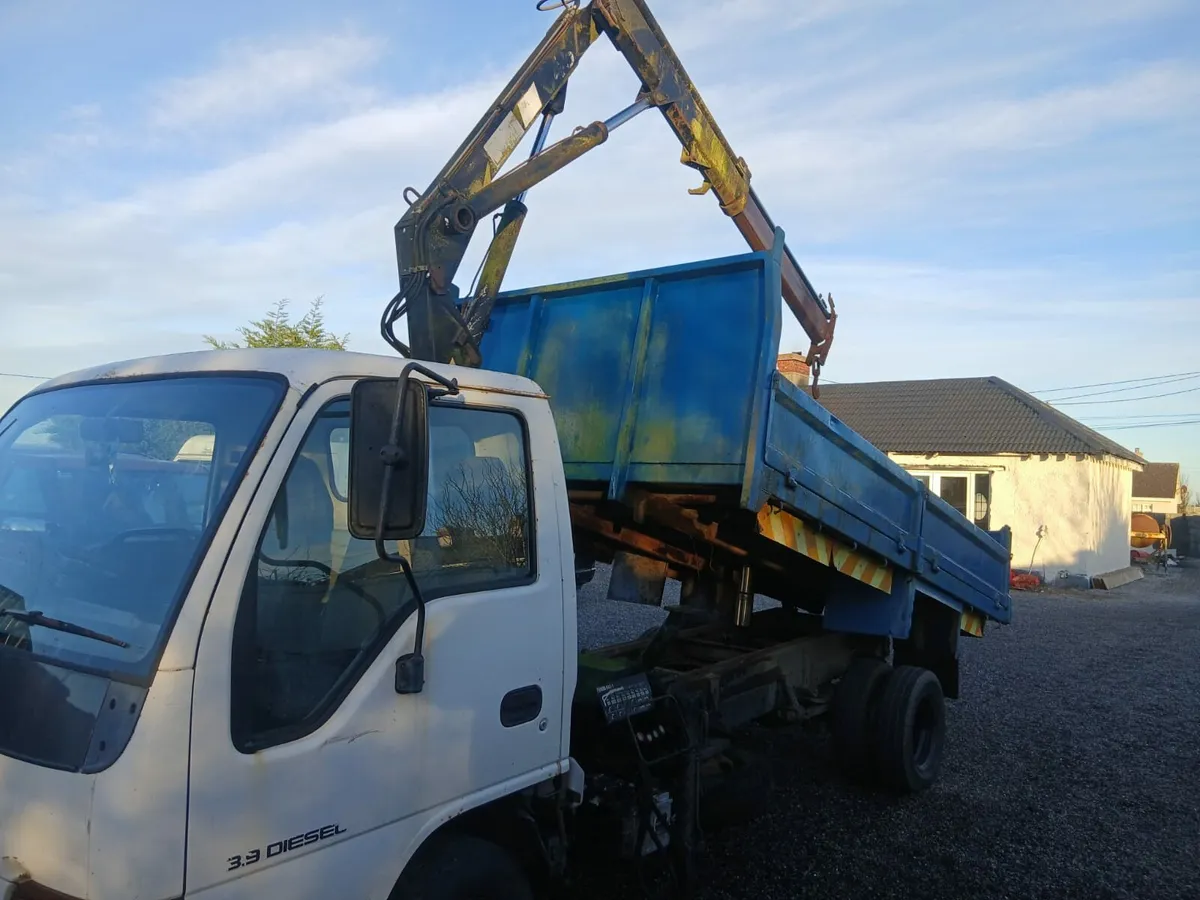 1999 Isuzu tipper with crane - Image 2