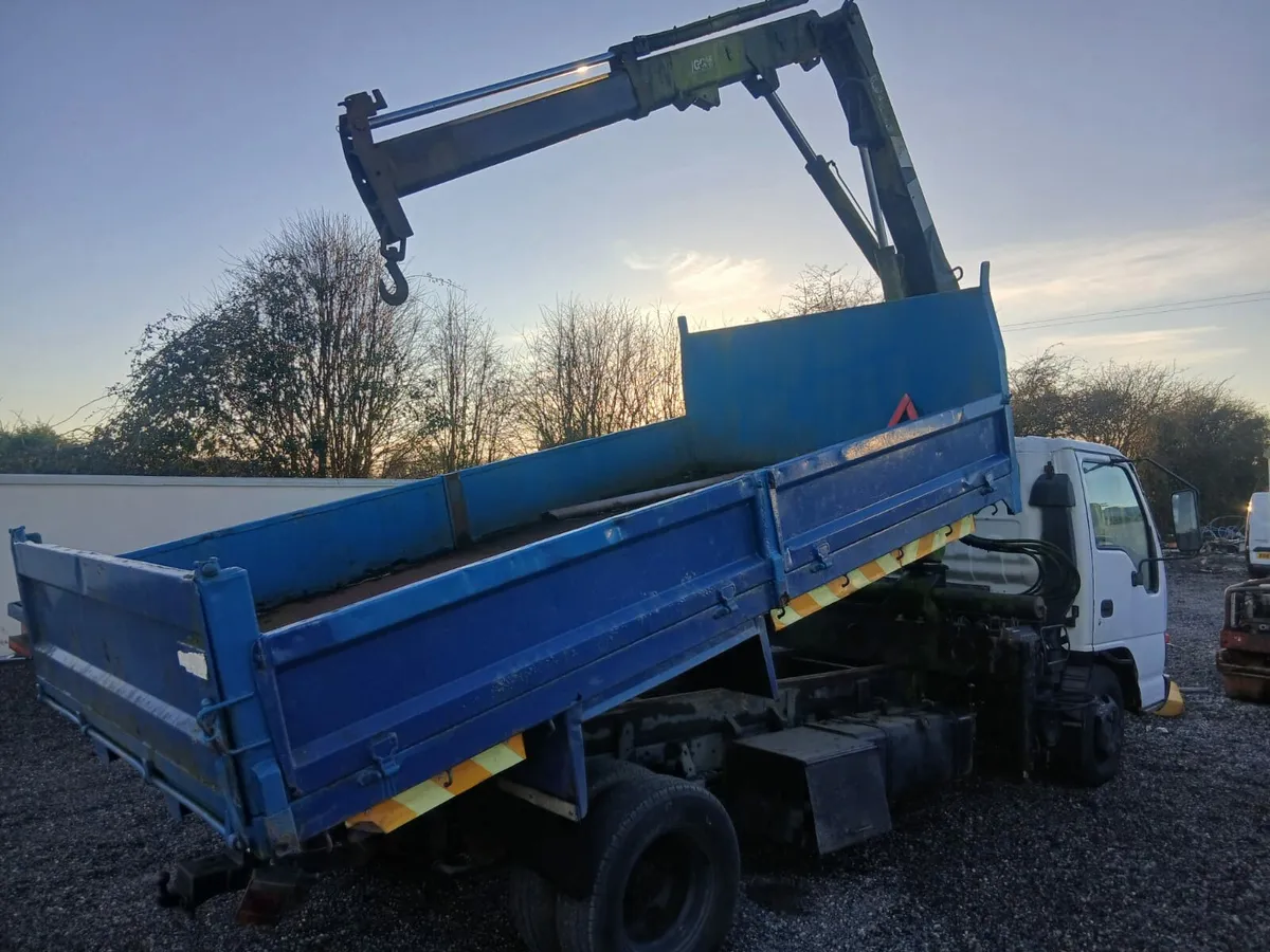 1999 Isuzu tipper with crane - Image 3
