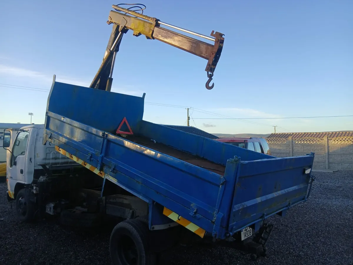 1999 Isuzu tipper with crane - Image 4