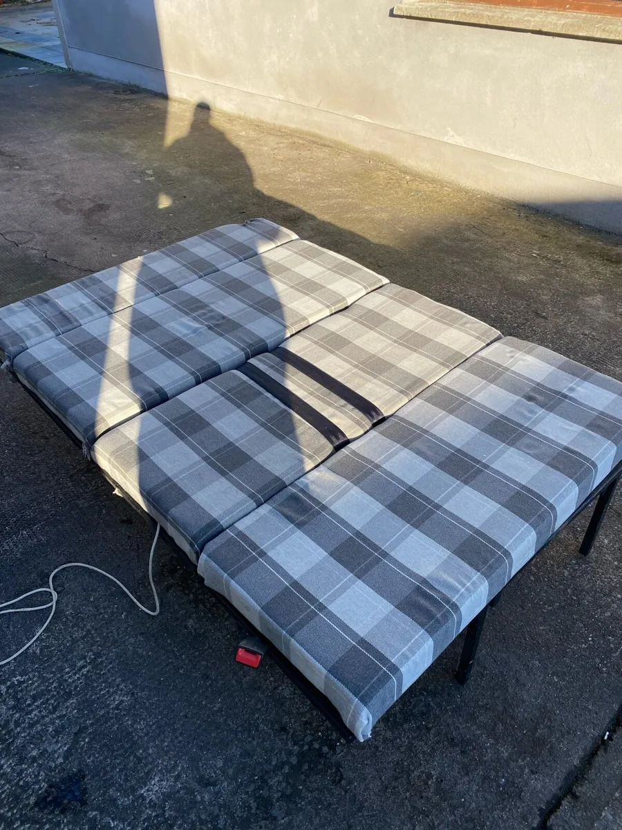 Rock and roll bed , three way fridge and gas hob - Image 2