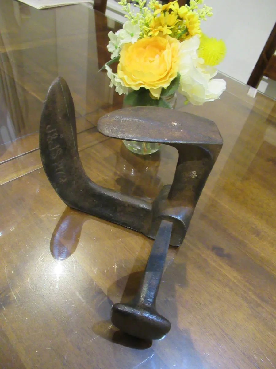 antique vintage CAST IRON SHOE ANVIL cottage pub - Image 3