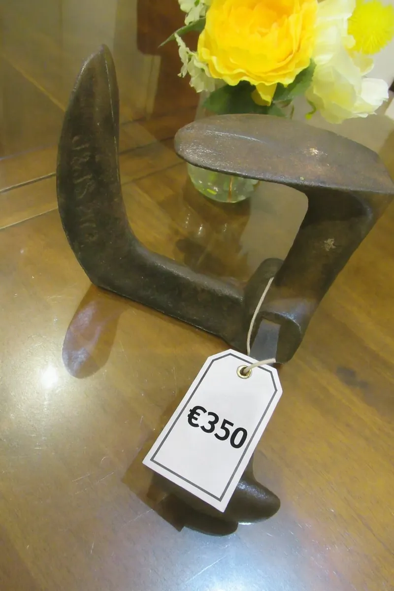 antique vintage CAST IRON SHOE ANVIL cottage pub - Image 2