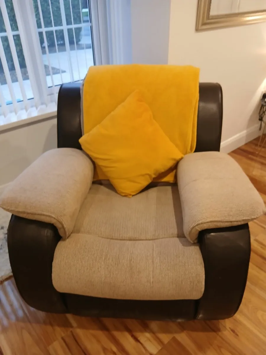 3 piece suite of furniture - Image 1