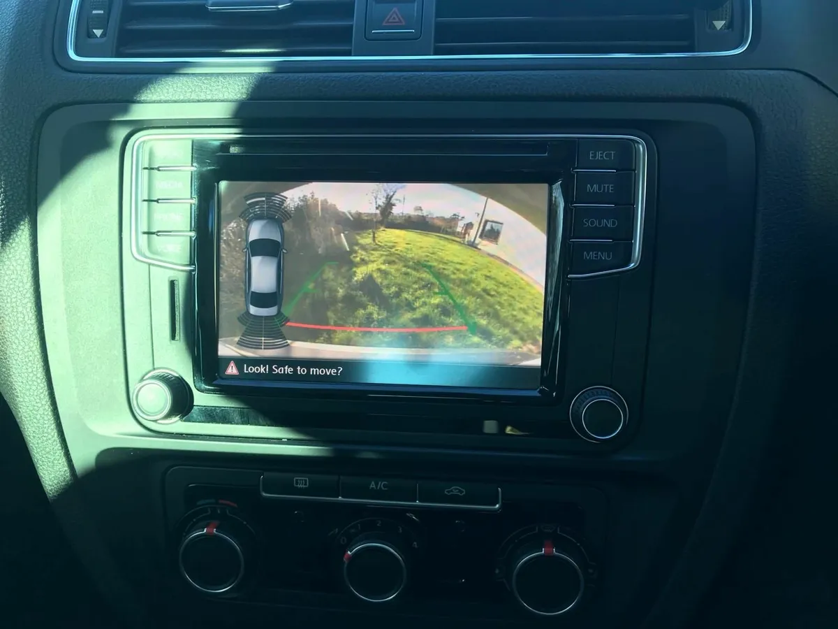 Volkswagen Jetta 2017 - Image 2