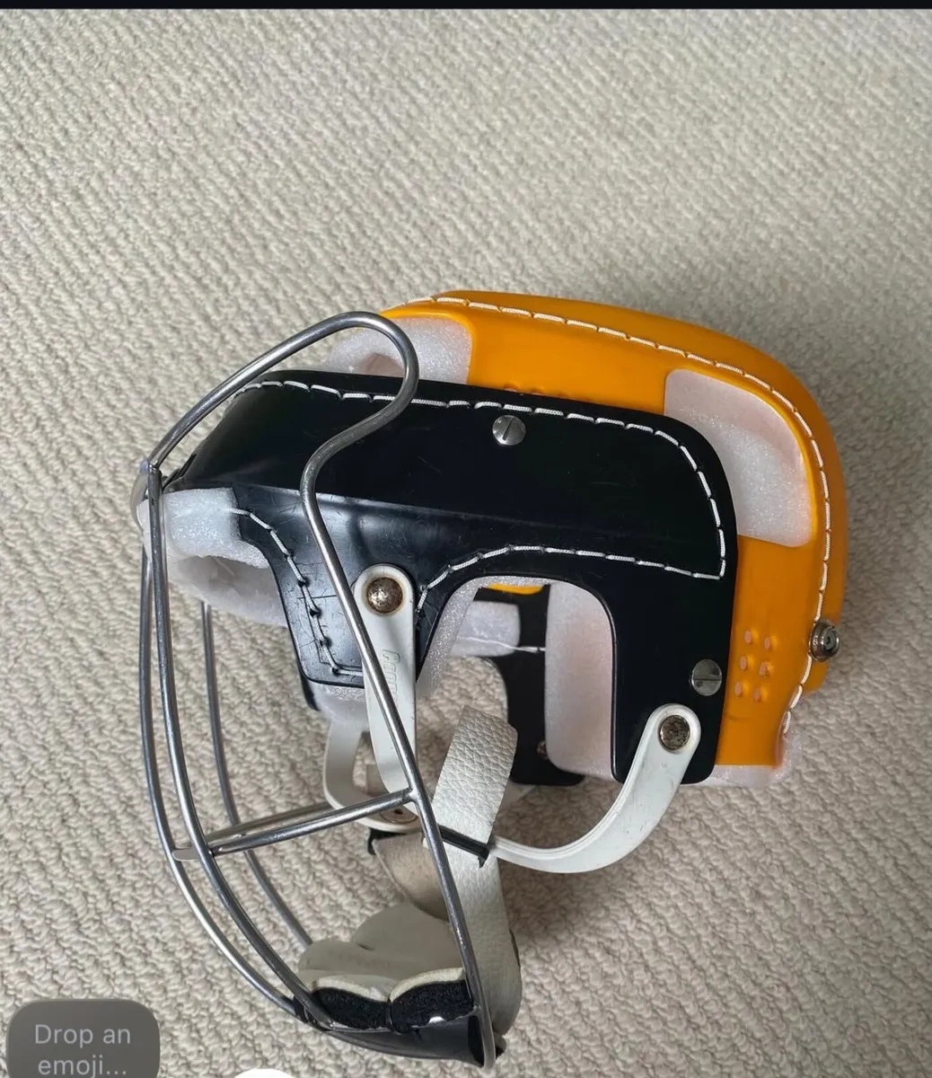 Junior Gola hurling helmet - Image 2