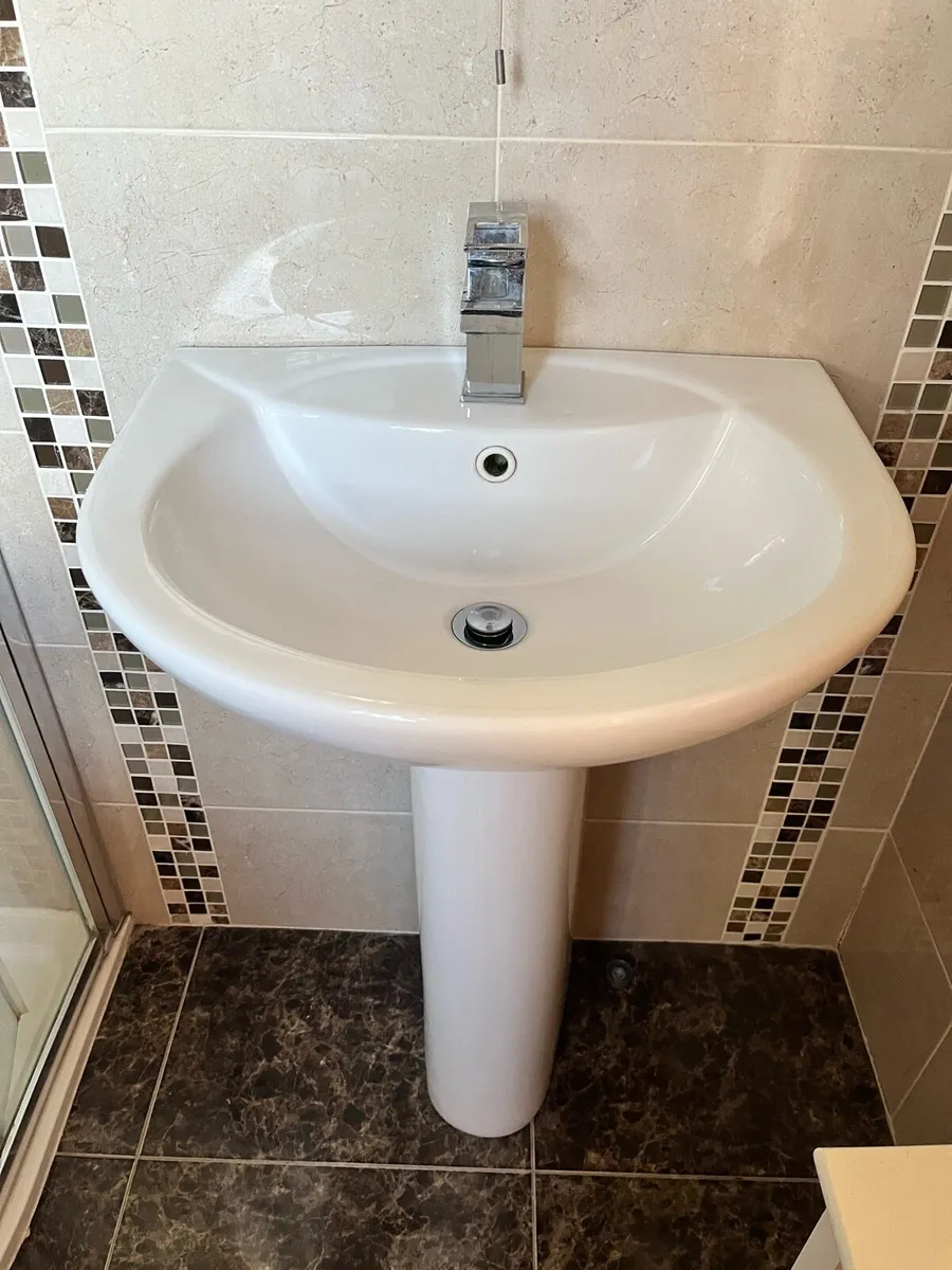 Bathroom sink - Image 1