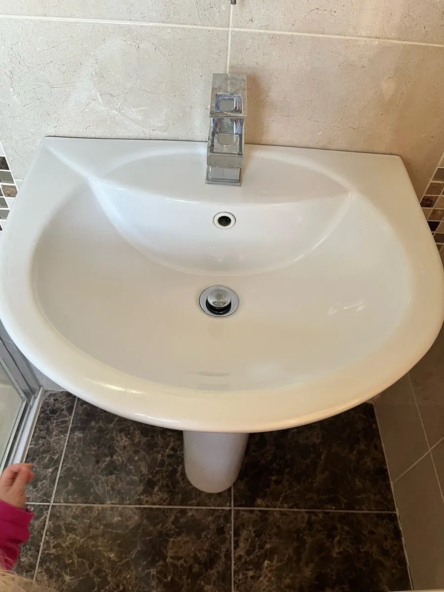 Bathroom sink - Image 2