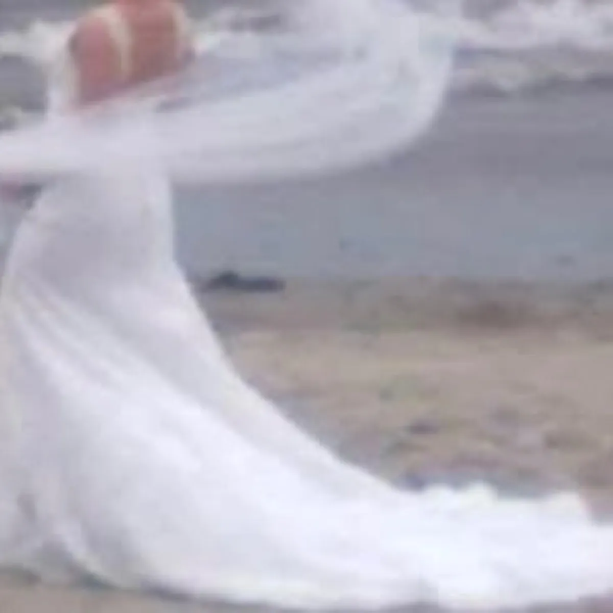 Wedding dress - Image 2