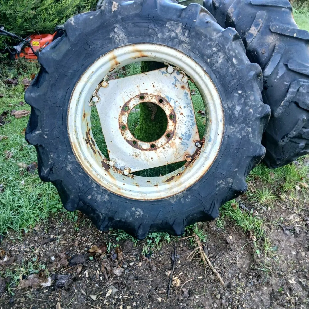 Two wheels and tyres 13.6 R28 - Image 3