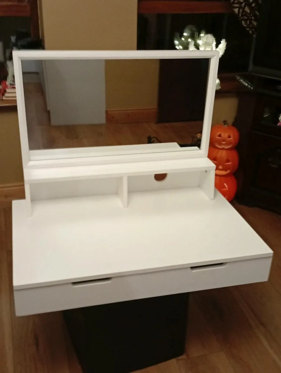 Vanity table - Image 1