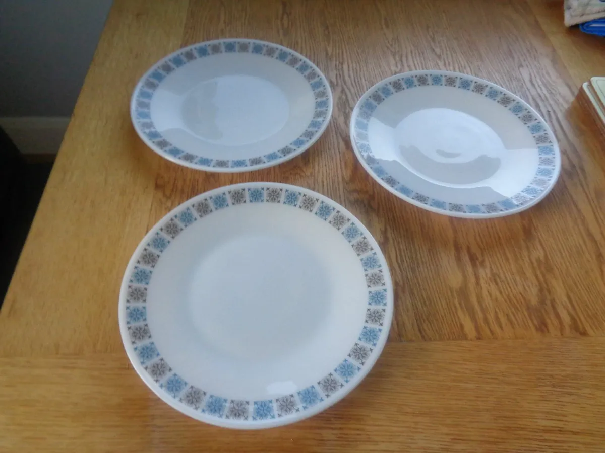 Vintage JAJ Pyrex Chelsea Dinner Plates x 3 - Image 1