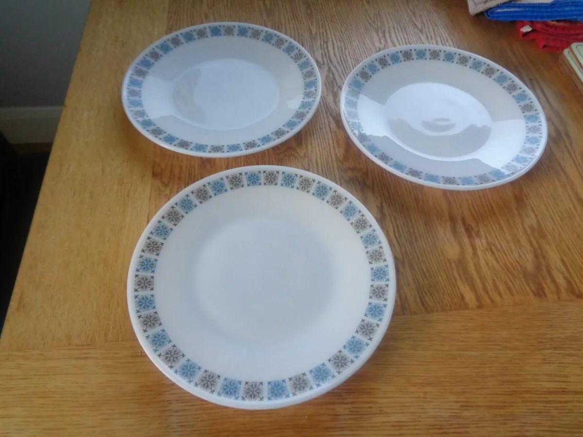 Vintage JAJ Pyrex Chelsea Dinner Plates x 3 - Image 3