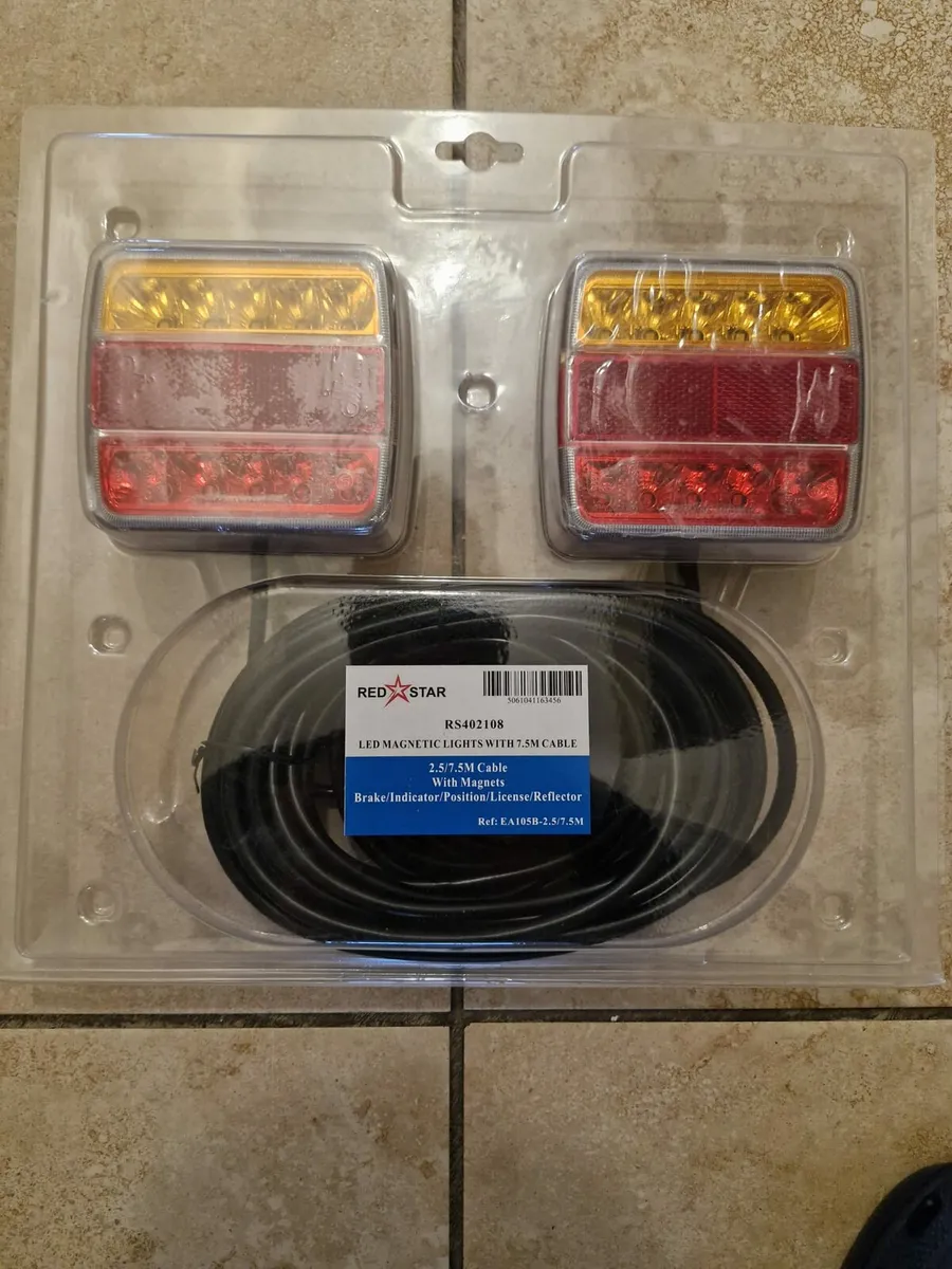 Magnetic trailer lights