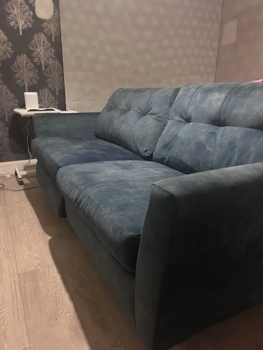 Couch and matching chair - Image 1