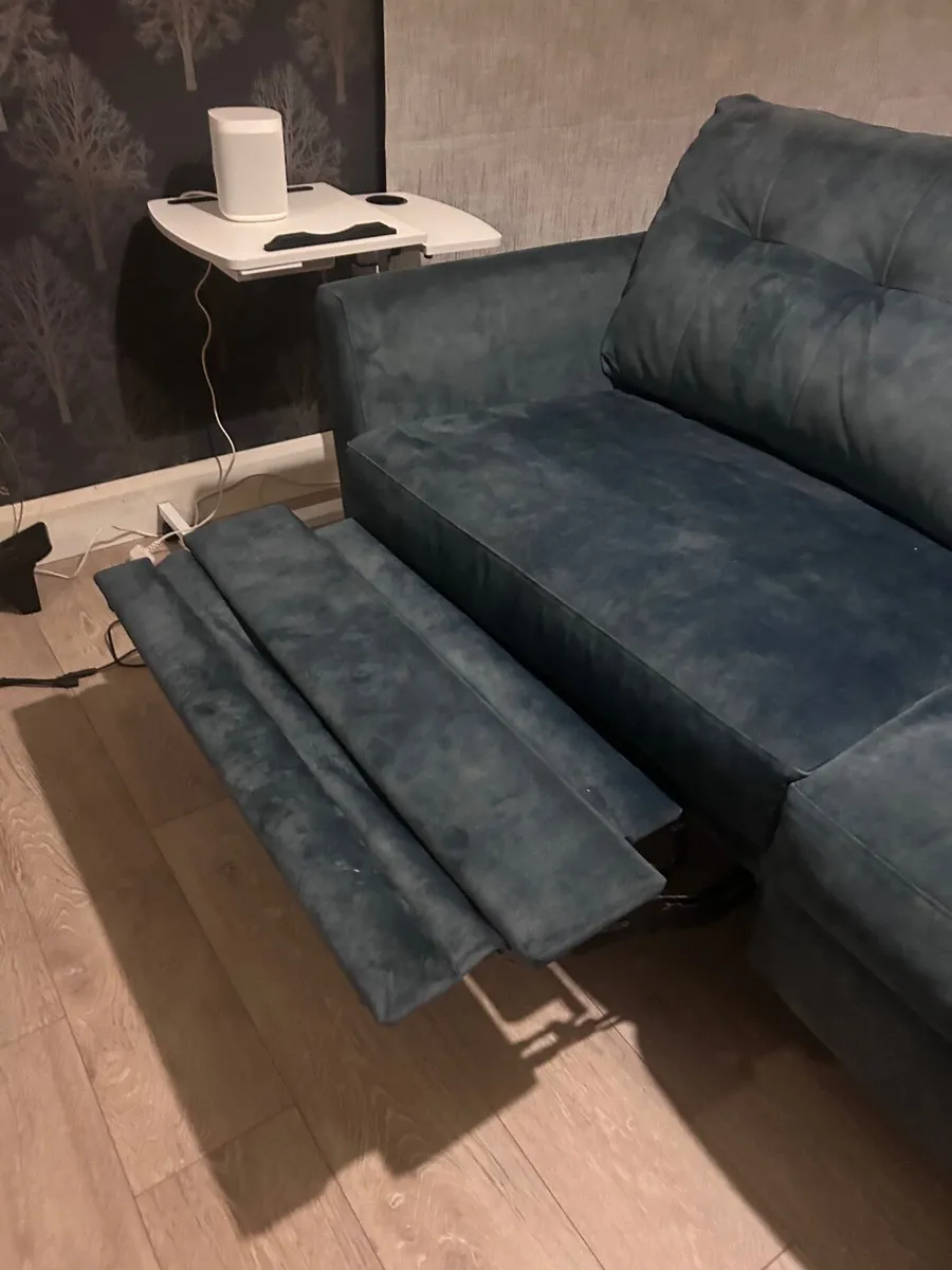 Couch and matching chair - Image 3