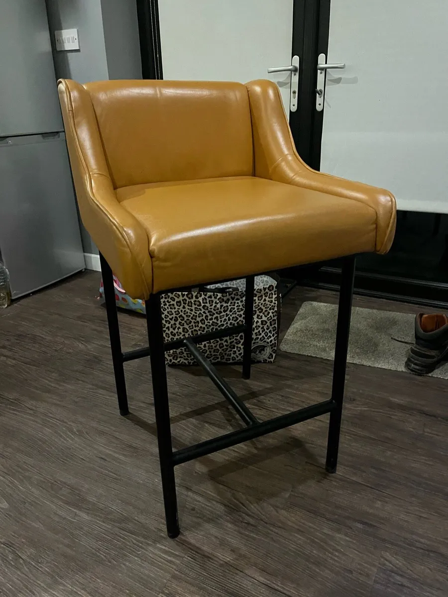 4 Solid Bar stools - Image 1