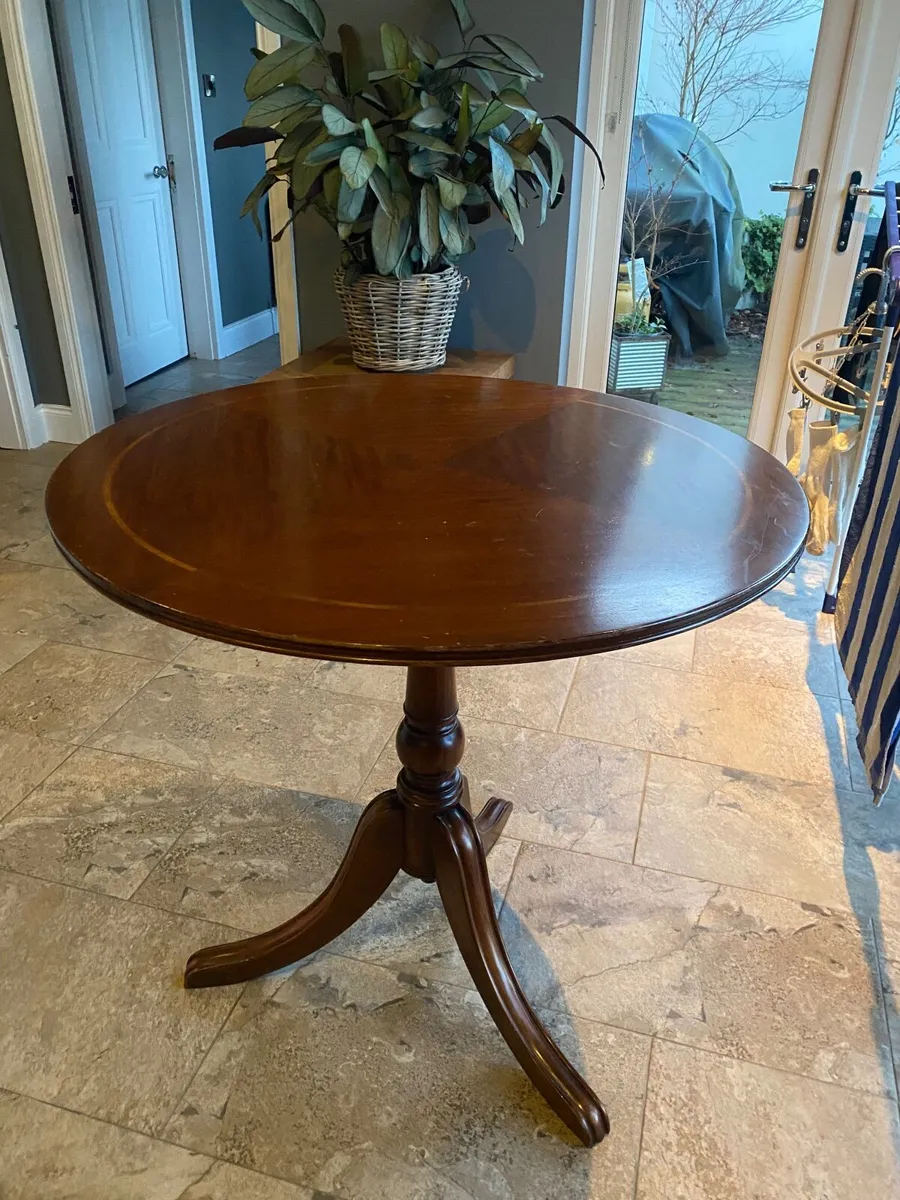Round vintage mahogany table - Image 1
