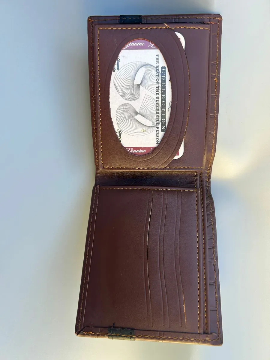 Classic Men’s Textured Leather Bifold Wallet - Image 2