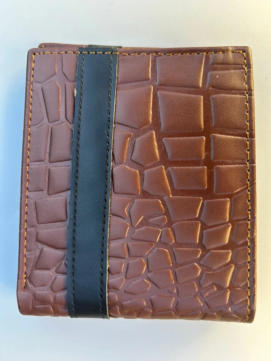 Classic Men’s Textured Leather Bifold Wallet - Image 1