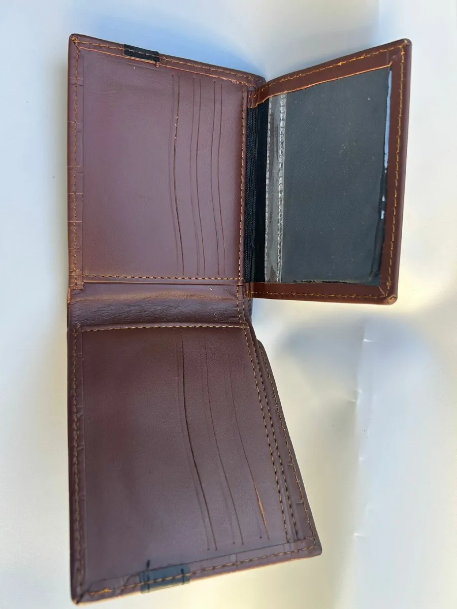 Classic Men’s Textured Leather Bifold Wallet - Image 3