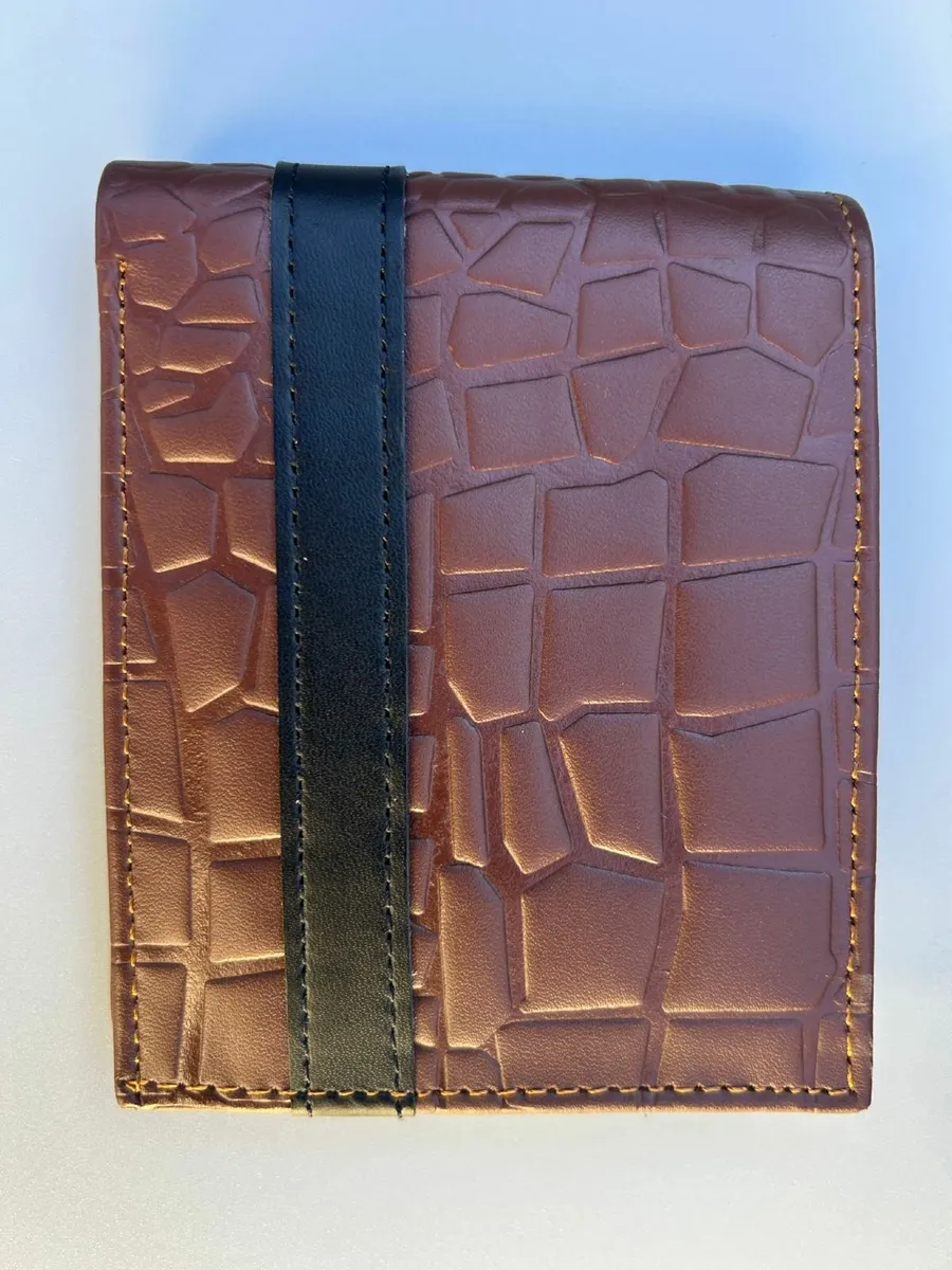 Classic Men’s Textured Leather Bifold Wallet - Image 4