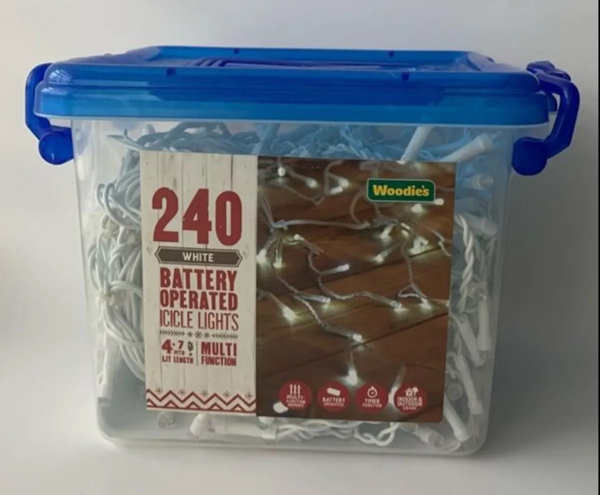 BRAND NEW 240 Icicle Christmas Lights - Battery Op