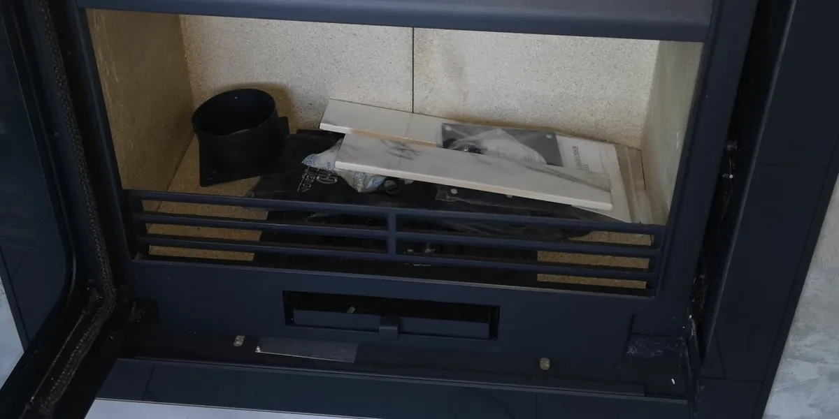 Solid fuel stove insert - Image 1