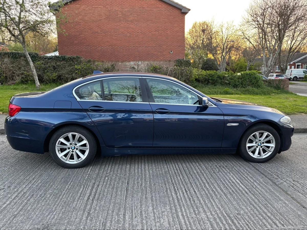 BMW 5-Series 2011 - Image 2
