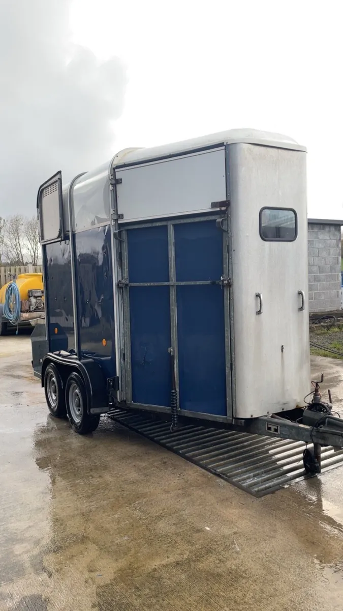 505 Horsebox - Image 1