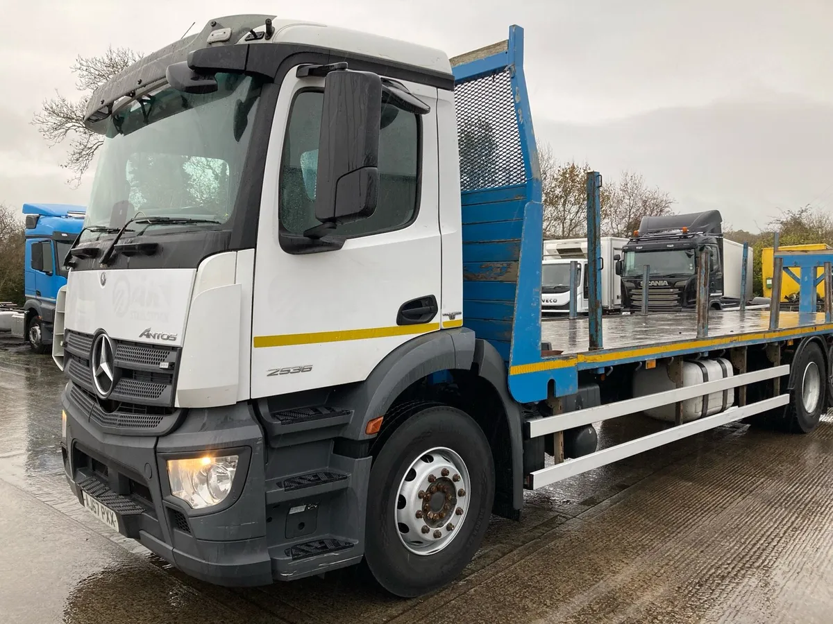 2017 Mercedes Antos 2536 32 ft flat - Image 2