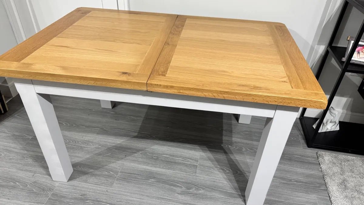 Solid Oak Dining Table, Excellent like new - Image 1