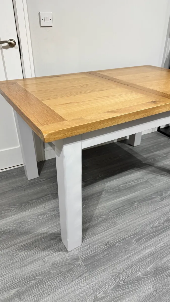 Solid Oak Dining Table, Excellent like new - Image 3