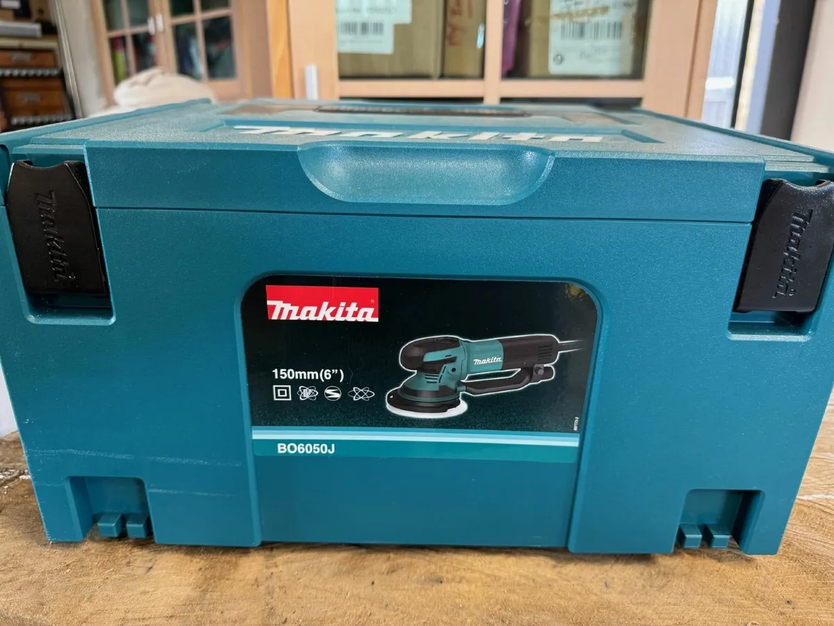Brand NEW Makita Sander BO6050J - Image 2