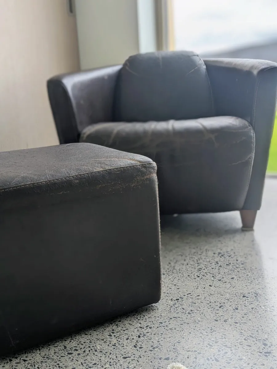 Leather chair with matching footrest - Image 2