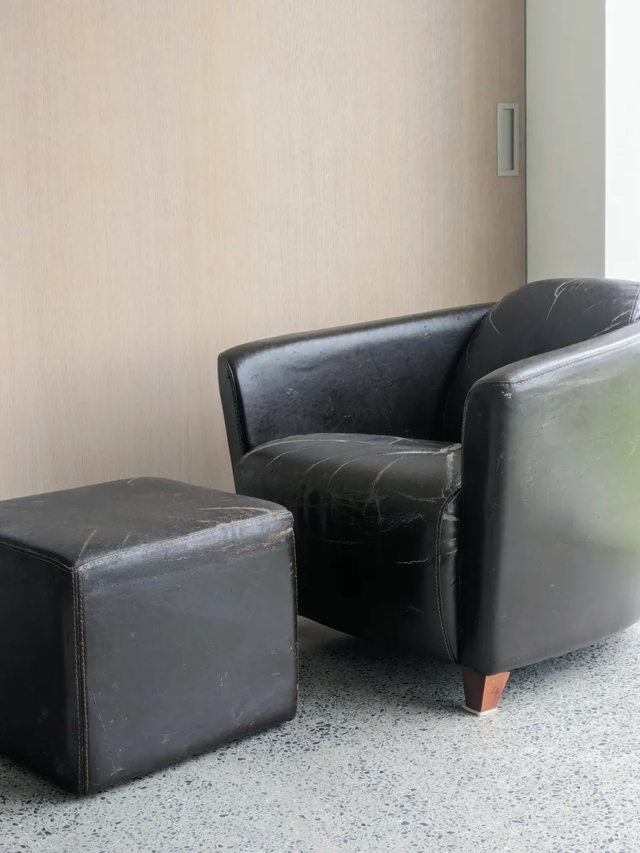 Leather chair with matching footrest - Image 1