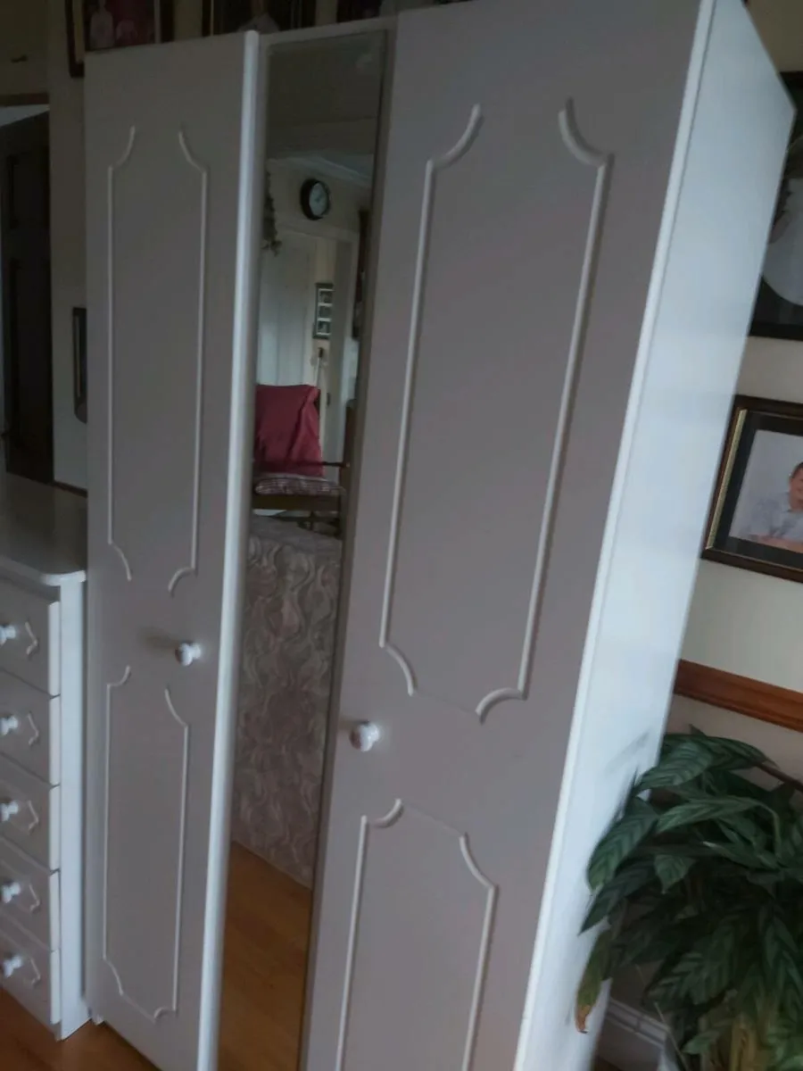 Bedroom furniture - Image 1