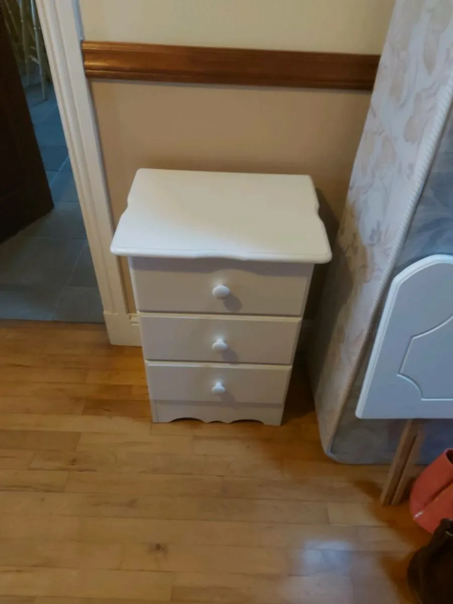 Bedroom furniture - Image 4