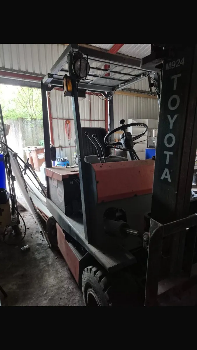 Electric forklift - Image 2