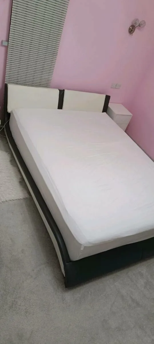 King size bed - Image 1