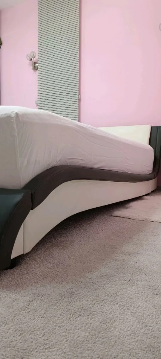 King size bed - Image 2