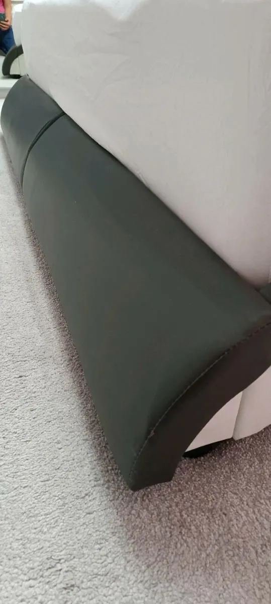 King size bed - Image 3