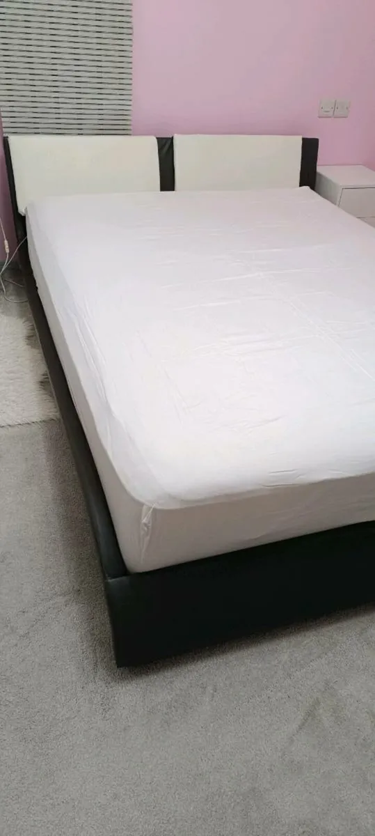 King size bed - Image 4