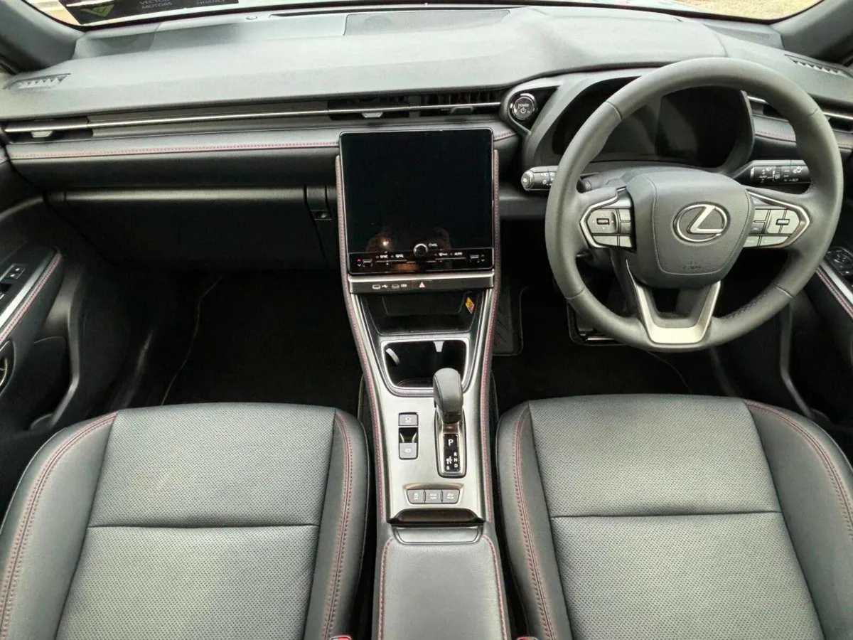 Lexus LBX EMOTION BLACK LEATHER - Image 2
