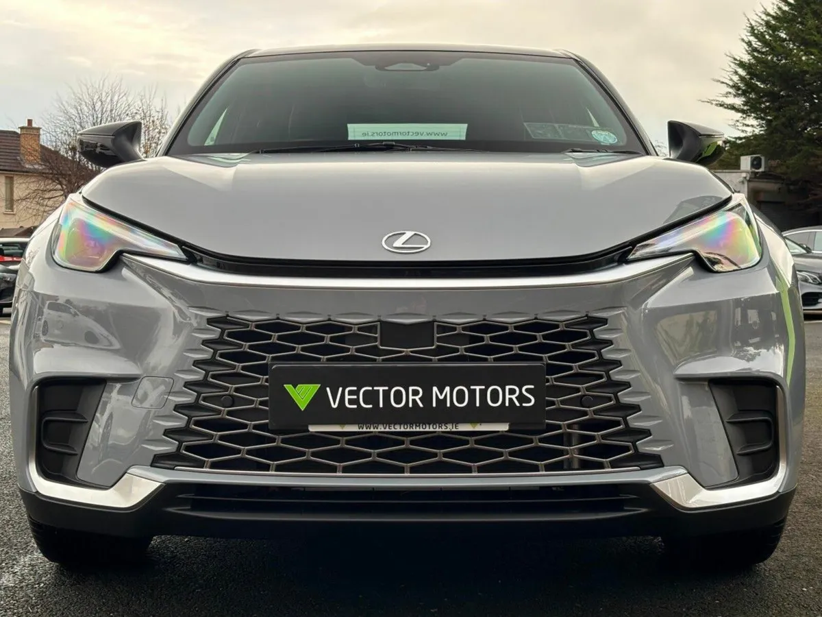 Lexus LBX EMOTION BLACK LEATHER - Image 3