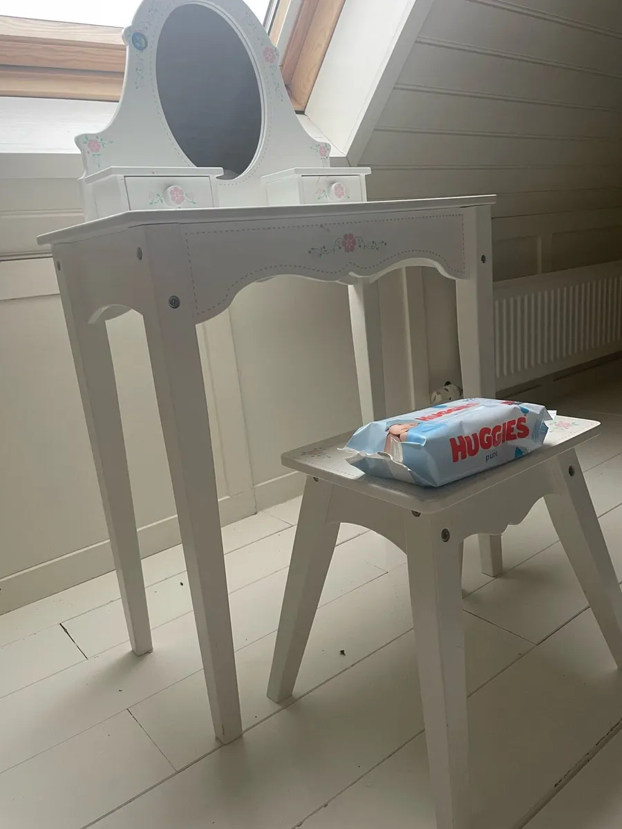 Children’s vanity/dressing table/chair set - Image 3